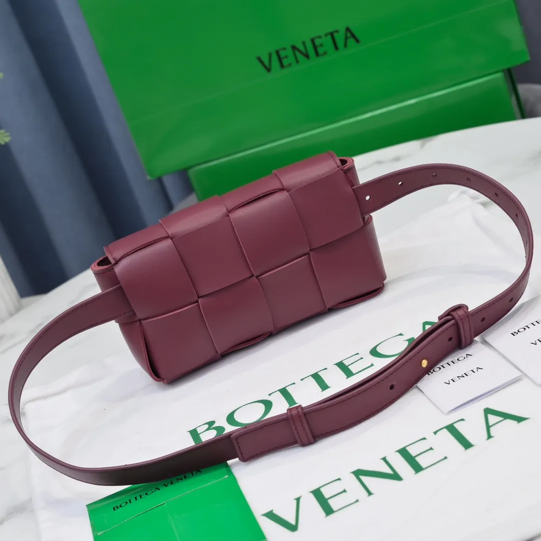#𝐓𝐇𝐄 𝐁𝐄𝐋𝐓 𝐂𝐀𝐒𝐒𝐄𝐓𝐓𝐄 Checkered waist bag🔻 The hot cassette has a new style. The lambskin material is very light and has the same high-grade touch as always. It can be used as a handbag, waist bag, crossbody, or shoulder bag. Small and exquisite but very easy to use, it is stress-free to install iPhone plus, 💄lipstick 🕶️sunglasses! It continues the square shape of the cassette bag and does not deform after loading. It has a very concave shape! 【6815#】 Size: 17.5*9.5*5cm
